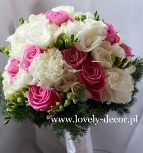 bukiet ślubny w odcieniach różu i bieli